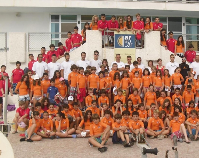 Con camisetas naranjas